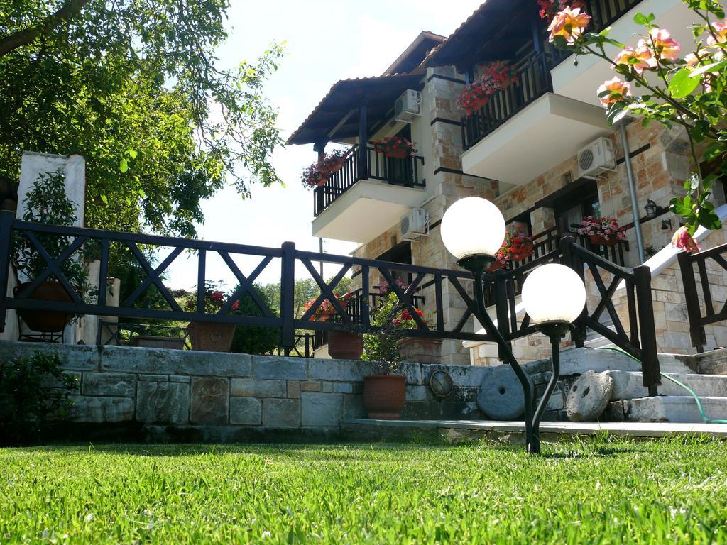 Petrini Gonia Aparthotel Livadherón Екстериор снимка